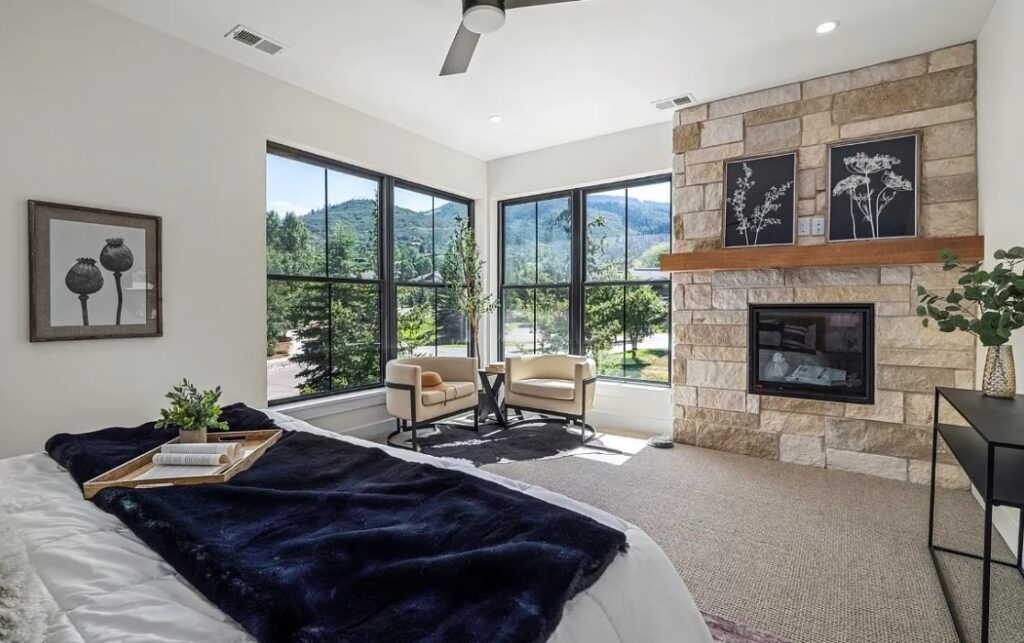 Homeowner–Builder Partnership showing collaboration between homeowner and contractor reviewing custom home plans and construction details